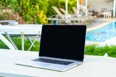 Tablo arka plan bir havuz olarak bilgisayarda.