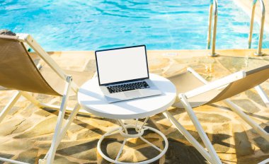 Tablo arka plan bir havuz olarak bilgisayarda.