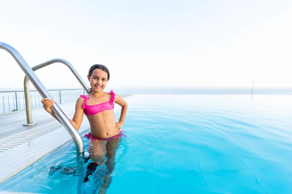 Kleines Mädchen im Schwimmbad. Sommer im Freien. — Stockfoto