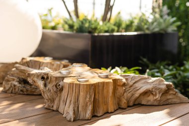 Düğün süsleri kırsal tarzda. Dış seremoni. Doğada düğün. Mumlar süslü kavanozlarda.