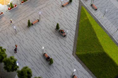 Park arka planında bulanık insan aktiviteleri olan perspektif ahşap. Düzen.