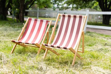 Yeşil çimenlerin üzerinde uzanan kumaş güneş.