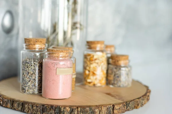 Varie forniture alimentari tra cui cereali, condimenti, salsa di pomodoro, olio in bottiglie di vetro e barattoli, pasta secca, prodotti in scatola sul tavolo della cucina. Concetto di sostenibilità. Orientamento orizzontale — Foto Stock