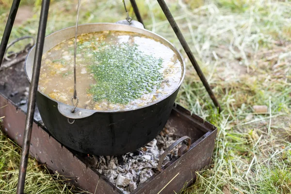 Yulaf lapası yanıyor. Piknik ve doğada yiyecek. Yaşam biçimi.