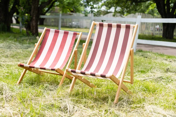 Yeşil çimenlerin üzerinde uzanan kumaş güneş.