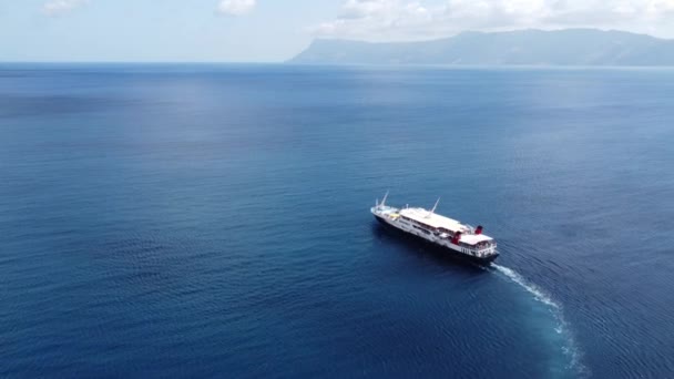 Круизный корабль, плывущий через Крит, Греция. Съёмки с воздуха — стоковое видео