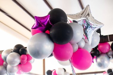 Renkli balonlar, pembe, beyaz, kırmızı, flamalar.