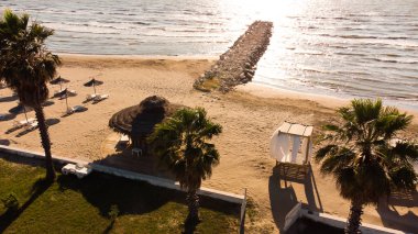 Kumsal havası, kumsalın en üst manzarası dalgaların kıyıya vurduğu güzel bir kumsal manzarası.