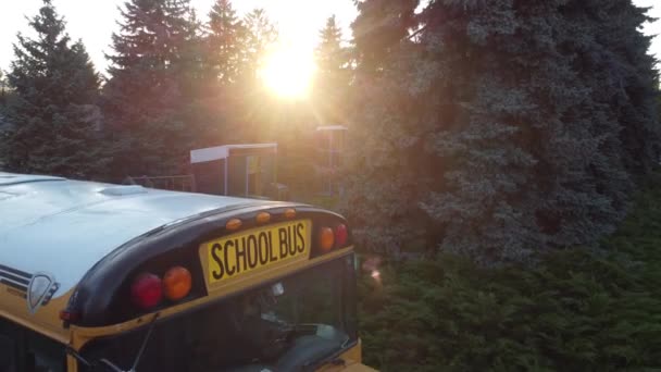 Gele schoolbus op straat — Stockvideo