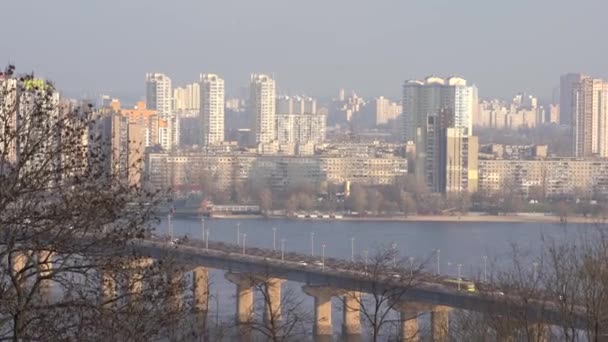 Kijev Ukrajna - január 11, 2021: kilátás Kijev. Régi lakóépületek kilátással a városra. — Stock videók