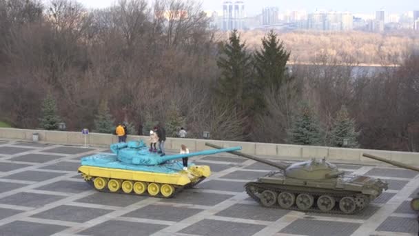 Tanques coloridos Segunda Guerra Mundial no Museu de História da Pátria com vista para o rio da cidade, Kiev Ucrânia. — Vídeo de Stock