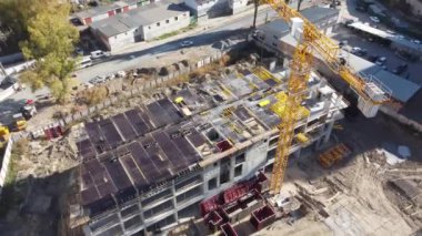 Vinçli konut binalarının inşaat sahası.