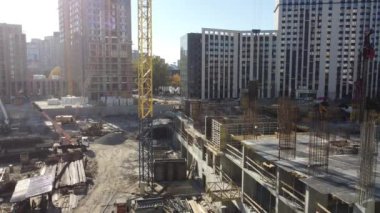 Vinçli konut binalarının inşaat sahası.