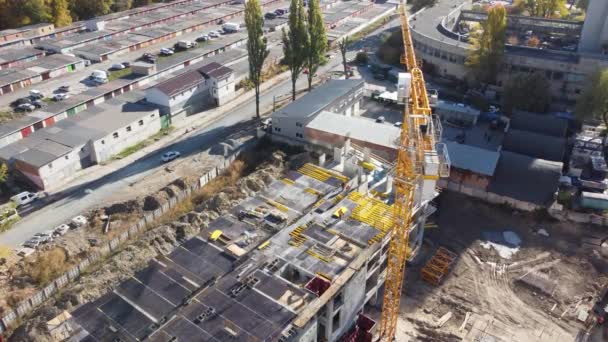建設現場の背景。クレーンや新しいマルチ階建ての建物を収容。産業背景 — ストック動画
