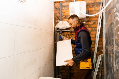 Tamir çalışmalarına döşeme döşemesi döşeyen endüstriyel tiler inşaat işçisi.