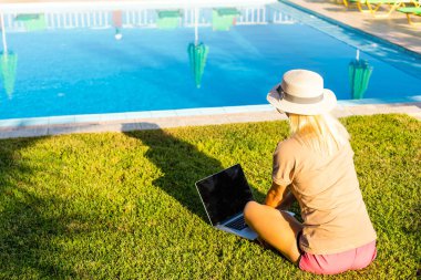 Casual kadın rahatlatıcı tatil bir dizüstü bilgisayar ile