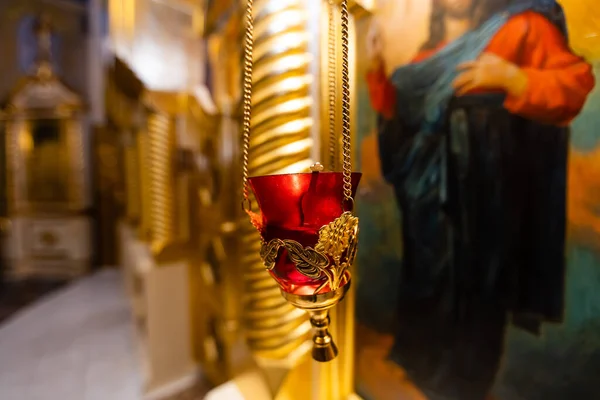 Ortodoxní křtiny dítěte, držícího zlatý kříž — Stock fotografie