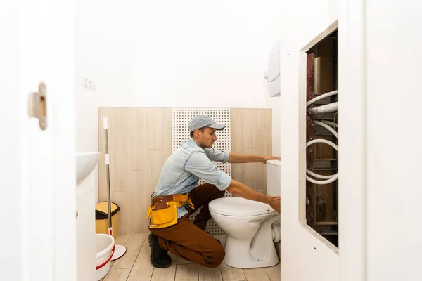 Idraulico installazione di servizi igienici in bagno — Foto Stock