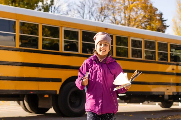 Tiener meisje pre krijgen op school bus — Stockfoto