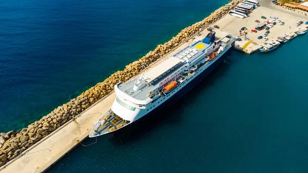 Le grand paquebot touristique dans un port — Photo