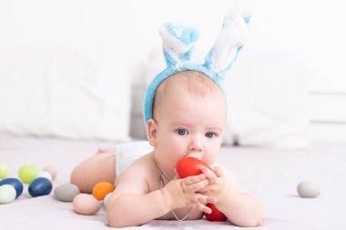 Tavşan ve Paskalya yumurtası gibi giyinmiş çocuk.