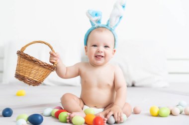 mutlu bebek çocuk Paskalya bunny kulaklar ve renkli yumurta ile