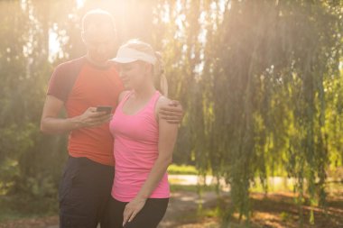 Sokakta birlikte spor yapan romantik bir çift. Sabah koşusundan sonra eğleniyorum..