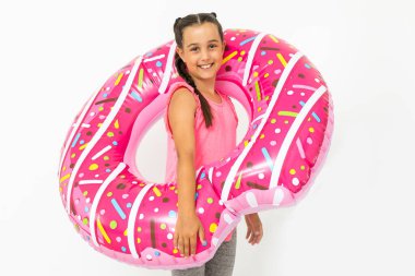 Büyük pembe kauçuk yüzüklü beyaz kız.