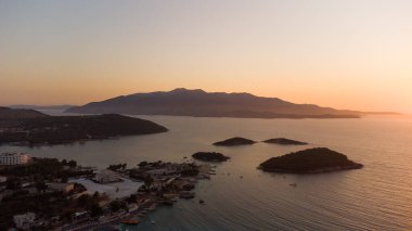 Adriyatik kıyısında dağlarla kaplı tipik bir Arnavut manzarası. Arnavutluk, Avrupa 'da güneşli bir sabah. Seyahat konsepti arka planı.