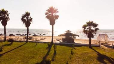 Kumsal havası, kumsalın en üst manzarası dalgaların kıyıya vurduğu güzel bir kumsal manzarası.
