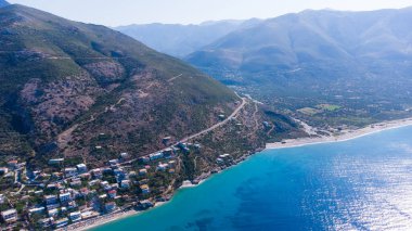 Adriyatik kıyısında dağlarla kaplı tipik bir Arnavut manzarası. Arnavutluk, Avrupa 'da güneşli bir sabah. Seyahat konsepti arka planı.