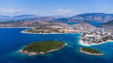 Arnavutluk 'taki güzel kumlu Ksamil plajı.