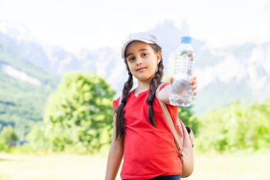 Küçük kız, Arnavutluk 'un dağlarında