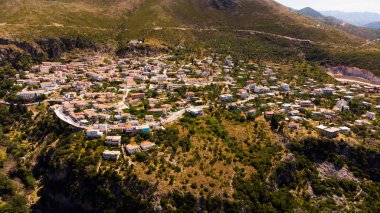 Arnavutluk 'un güzel doğası. Dağlar. Ağaçlar. Adaylık