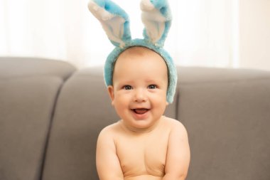 Tavşan ve Paskalya yumurtası gibi giyinmiş çocuk.