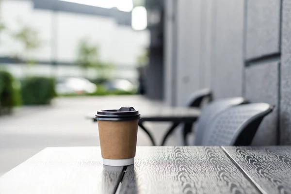 Takterrass med kafé och öppen terrass med träbord. — Stockfoto