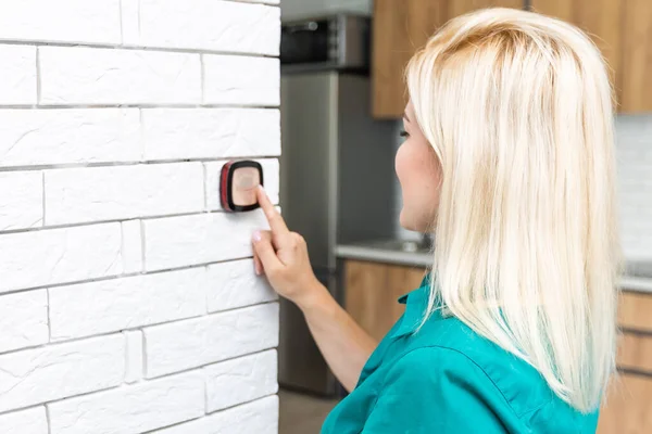 Frau zu Hause mit intelligentem Thermostat, Automatisierung Haushaltssystem — Stockfoto