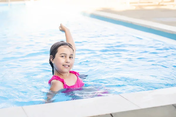 Kleines Mädchen hat Spaß im Pool — Stockfoto