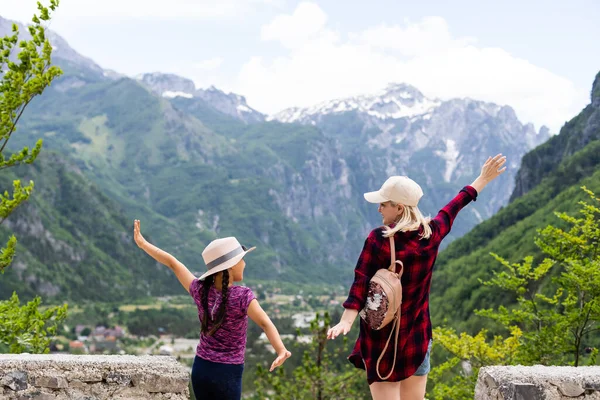 Theth, Albanien, Touristen, die die schöne albanische Natur erkunden — Stockfoto