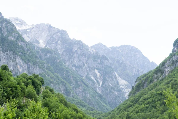アルバニアのアルプスにあるThethに家や農場のある山の風景 — ストック写真