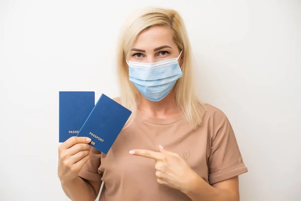 Mulher mascarada segurando passaportes, Coronavirus COVID19 pacientes — Fotografia de Stock