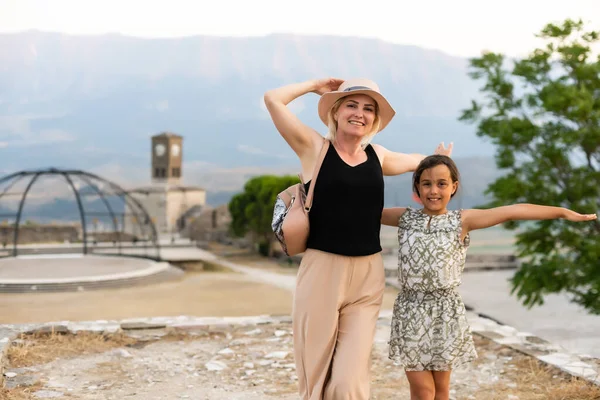 GJIROKASTER, ALBANIEN. Menschen genießen die friedliche Atmosphäre in den Vierteln der Altstadt UNESCO-Weltkulturerbe und beliebtes Touristenziel. — Stockfoto