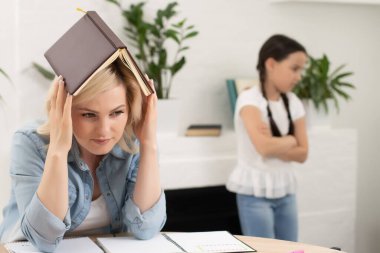 Bir anne kızına ev ödevinde yardım ediyor.