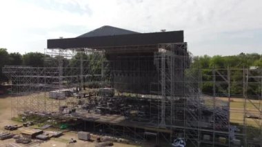 Konser sahnesi için katmandan yapılar oluşturuluyor