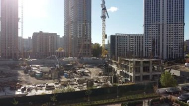 İnşaat alanı geçmişi. Vinç kaldırma ve yeni çok katlı binalar. Sanayi geçmişi