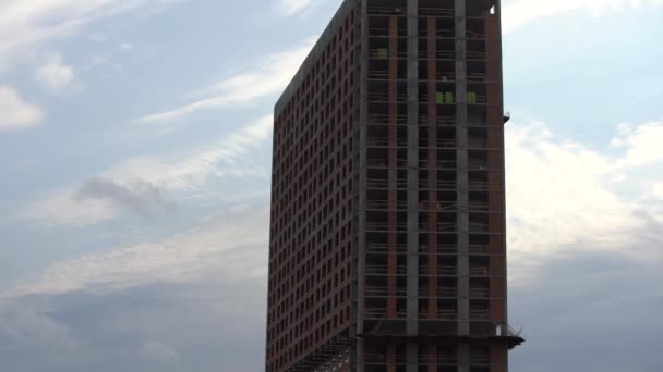 Telecamera rotante ad angolo basso con un aeroplano che sorvola i grandi edifici della città — Video Stock