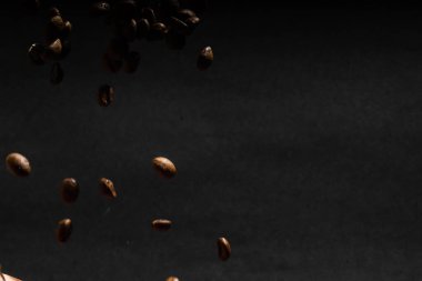 Siyah arkaplanda kahve çekirdekleri