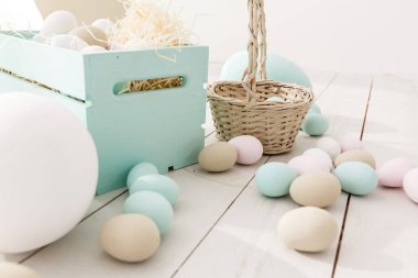 Ahşap bir kutuda Paskalya yumurtaları