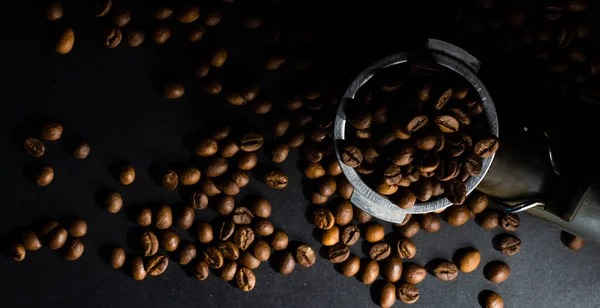 Kaffebönor på svart bakgrund — Stockfoto