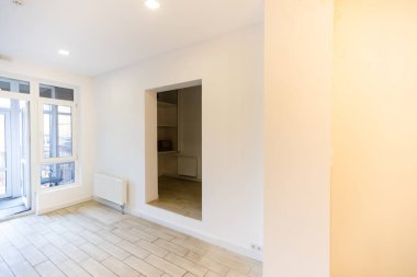 Küçük bir ofisteki koridorda resepsiyon masası.